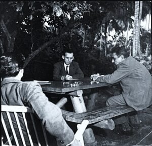 Luis Muñoz Marín (derecha) junto al exsecretario general del Partido Comunista Puertorriqueño, Alberto Sánchez (en el centro).